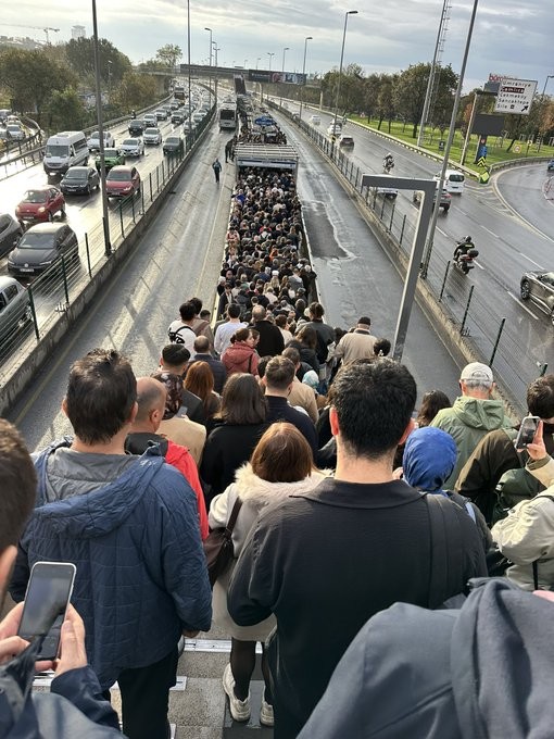 İstanbullunun metrobüs çilesi! Ulaşım durma noktasına geldi